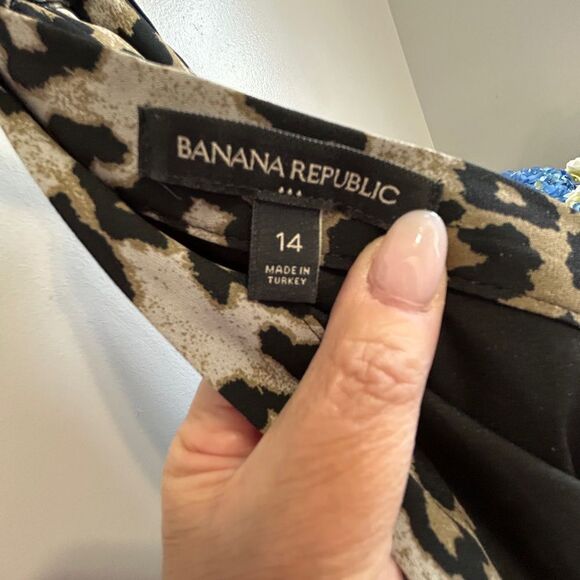Banana Republic Brown and Black Faux Floral Accents - Picture 5 of 6